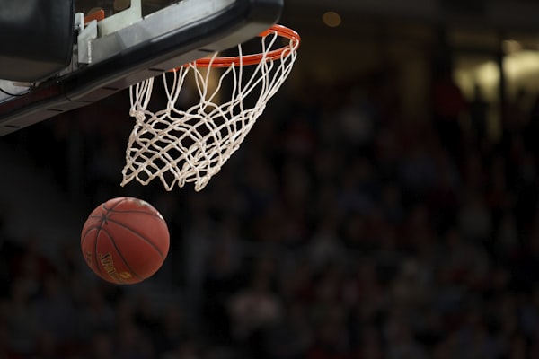 网球场上绿色的网球与球拍，阳光洒在球场上